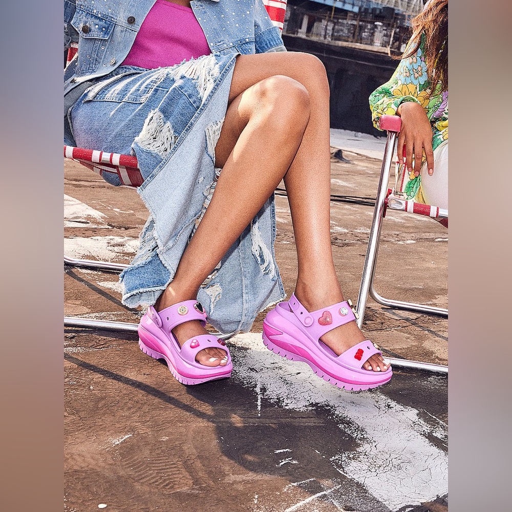 NWT Crocs Classic Mega Crush Sandals Bubble Size 6